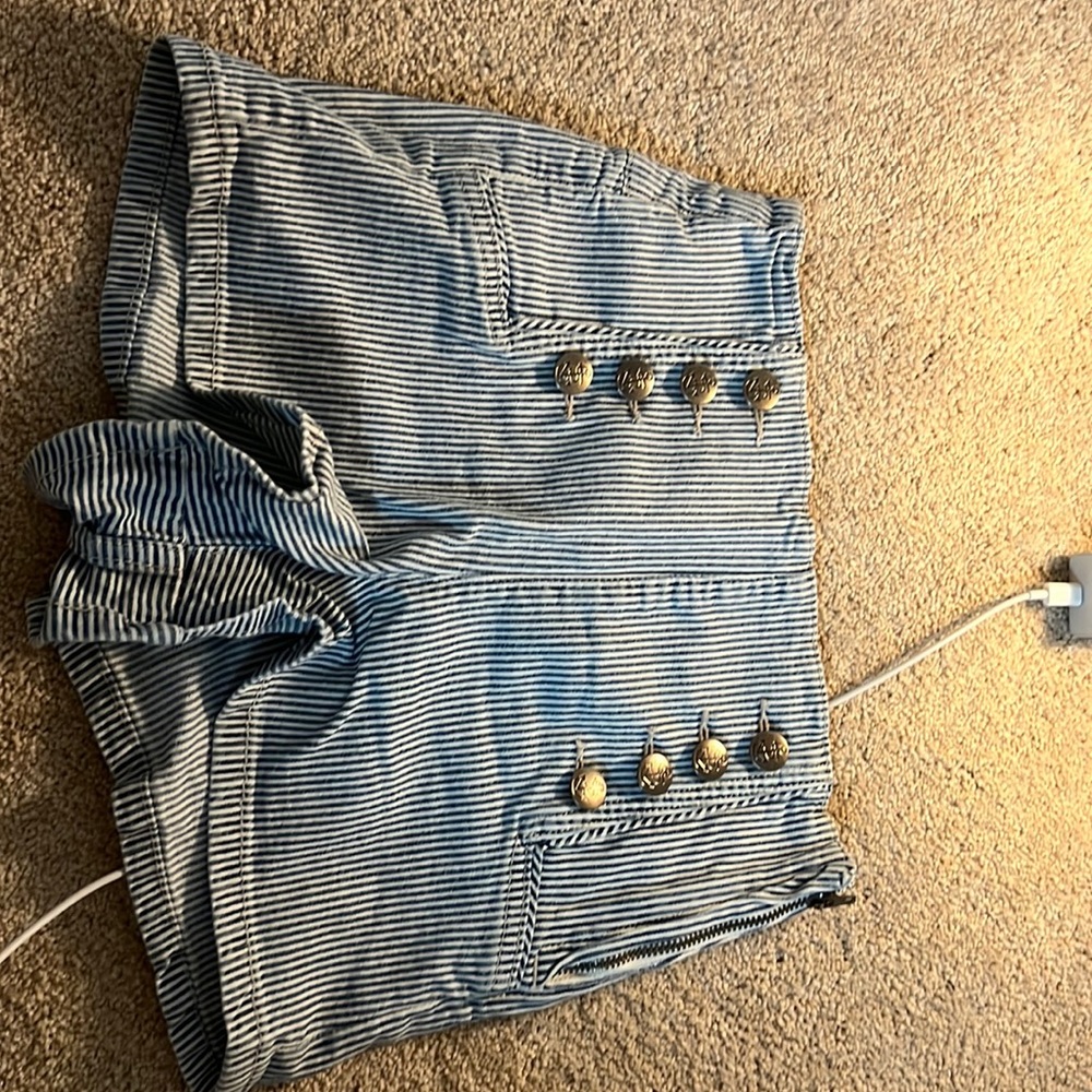 Stripped side zipper shorts
